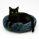 cama nuvem cinza e redonda gato deitado sobre ela