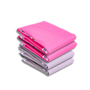 Tapetes higiênicos laváveis nas cores cinza e rosa empilhados