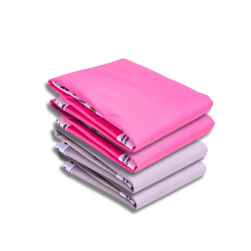 Tapetes higiênicos laváveis nas cores cinza e rosa empilhados