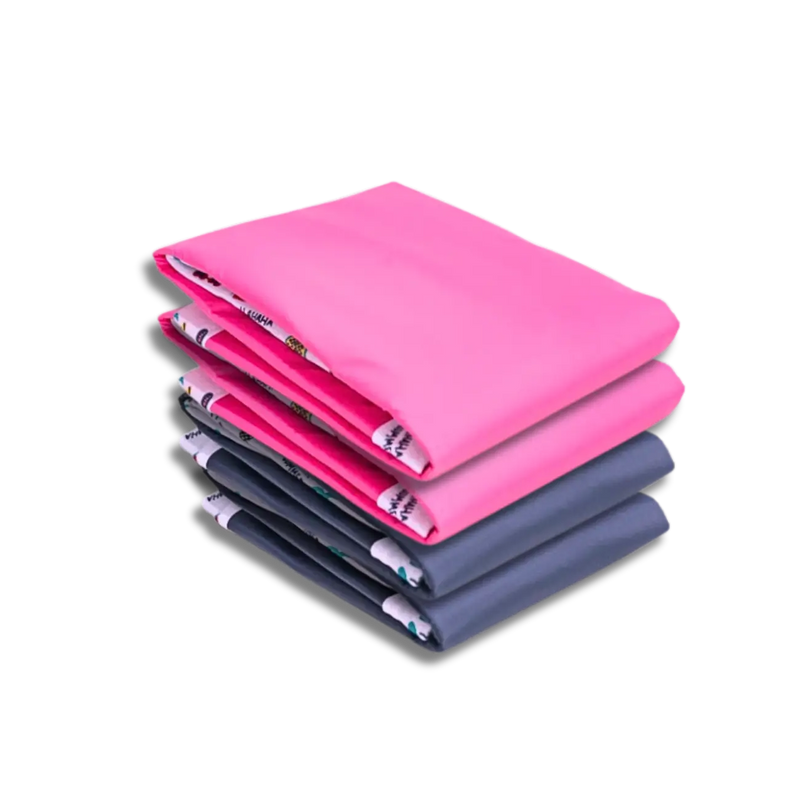 Conjunto com 2 tapetes rosa e 2 azuis laváveis, empilhados