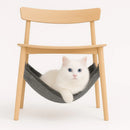 gato deitado sobre a rede cama suspensa cinza