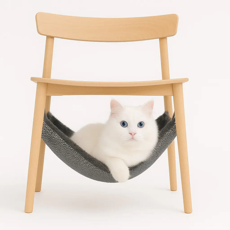 gato deitado sobre a rede cama suspensa cinza