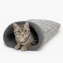 gato deitado dentro do saco de dormir cinza