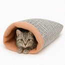 gato deitado dentro do saco de dormir rosa